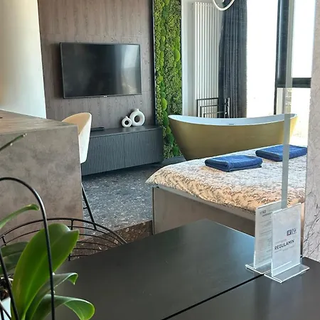Hanza Tower 24 Jacussi & Pool Apartment